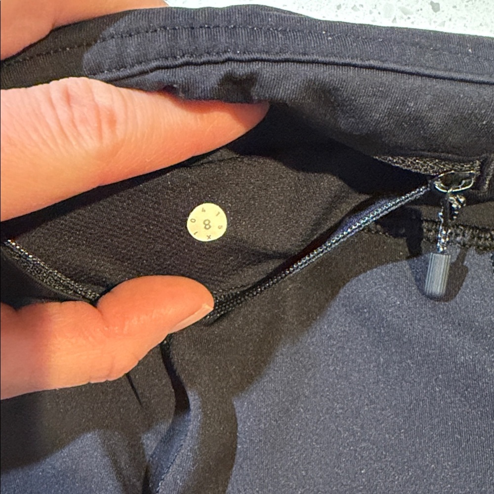 Black lululemon leggings with mesh detail and pockets size 8 - Picture 8 of 8